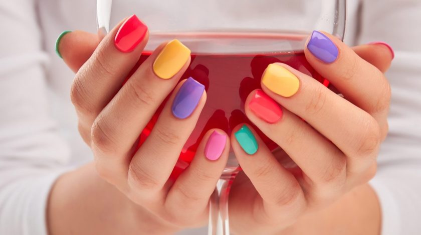 8 inspirações de unhas coloridas para você testar