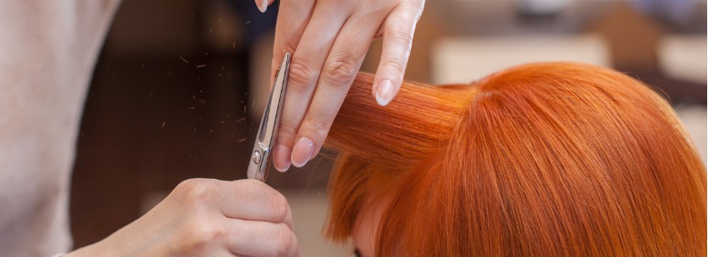 Dica final para o cabelo ruivo acobreado: mantenha a frequência no salão de beleza