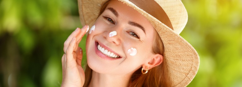 Protetor solar é o passo final de como preparar a pele para maquiagem