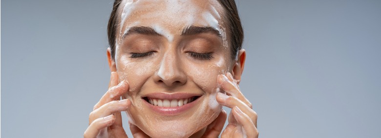 1º passo de como preparar a pele para maquiagem: limpe o rosto