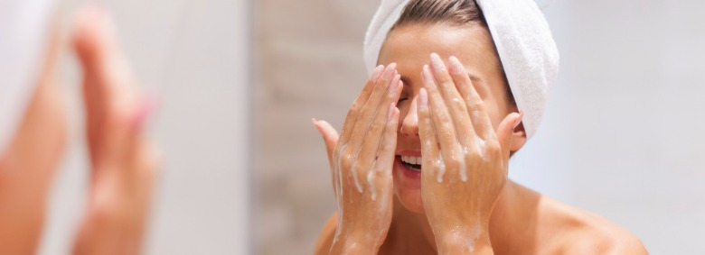 1º passo da skincare para pele oleosa: limpeza