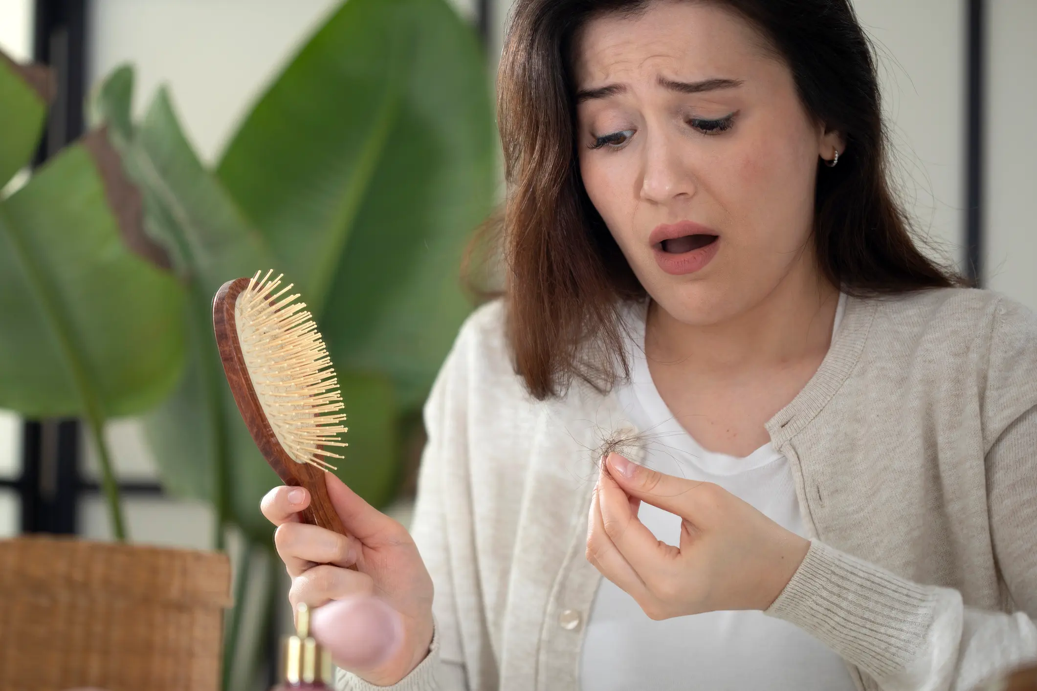 mulher espantada com queda de cabelo