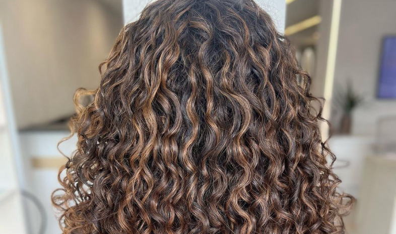 Cabelo morena iluminada em cacheadas: dicas e inspirações para arrasar